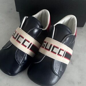 Gucci Navy Leather Baby Sneakers with Logo Strap